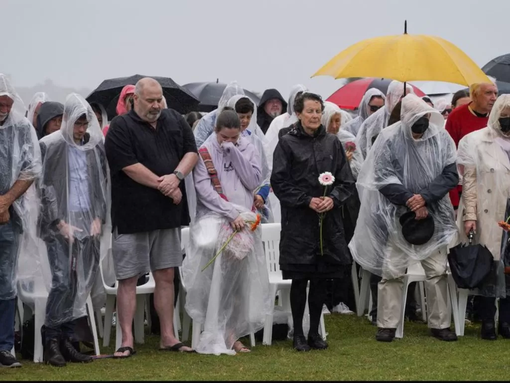 Upacara peringatan untuk memperingati 20 tahun bom Bali, yang menewaskan 202 orang termasuk 88 warga Australia, di Pantai Coogee di Sydney, Australia, 12 Oktober 2022. (REUTERS/Loren Elliott)