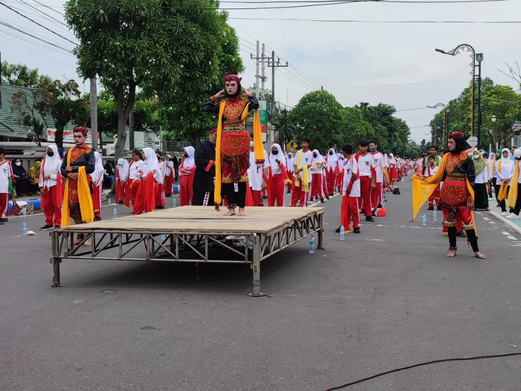 Ribuan pelajar Jombang menari remo belotan. (Z Creators/Aldi Buchori)