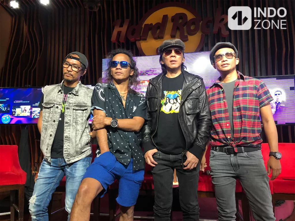 SLANK saat konferensi pers konser tunggal di Hard Rock Cafe Jakarta, Kamis (13/10/2022). (INDOZONE/M. Rio Fani)