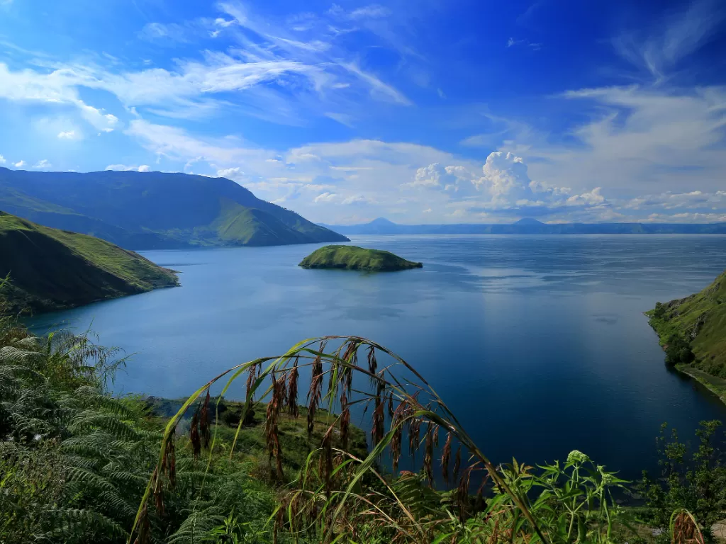 Pemandangan Danau Toba dan Pulau Samosir. (Wikipedia).