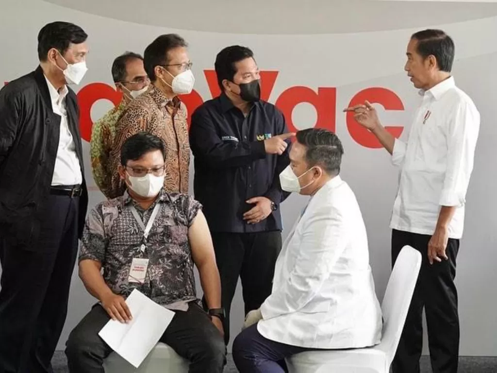 Presiden Jokowi dan sejumlah menteri ikut menyaksikan penyutikan perdana vaksin IndoVac ke warga di Bandung. (Instagram/erickthohir)