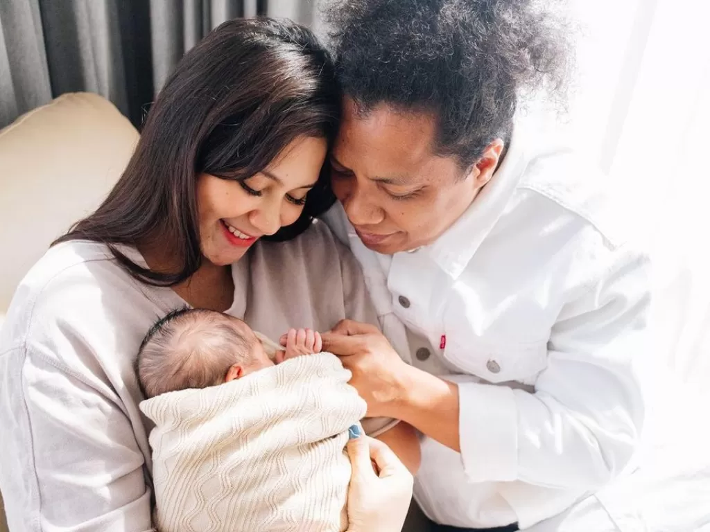 Indah Permatasari dan Arie Kriting serta anak pertamanya (Instagram/indahpermatas)