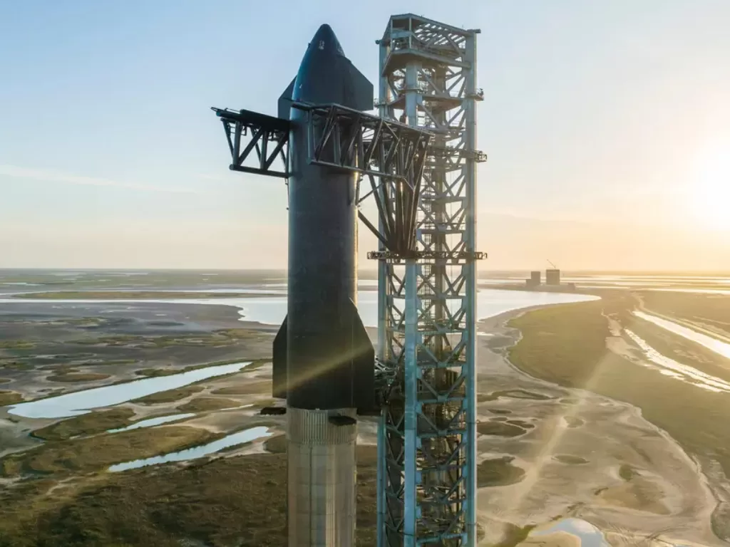 Roket Starship SpaceX di gantry peluncuran. (SpaceX)