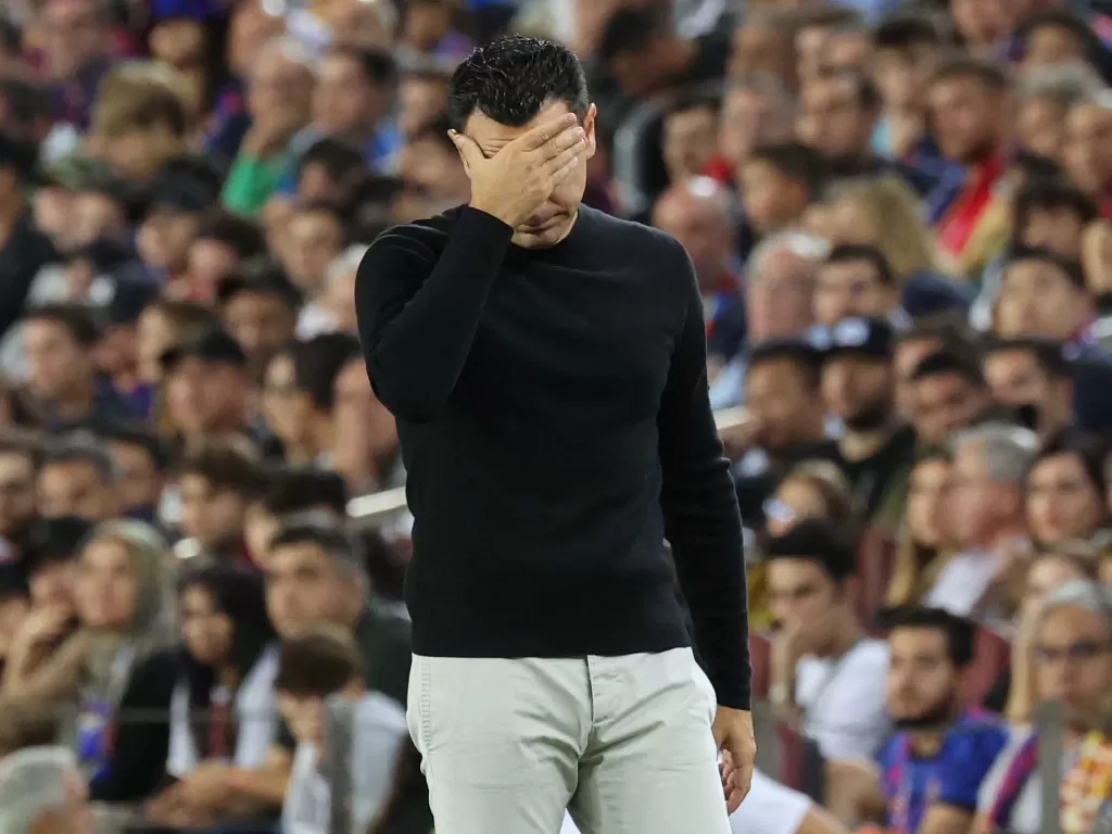 Pelatih Barcelona Xavi Hernandez nampak frustasi pada laga Barcelona vs Inter Milan di Liga Champions, Kamis (13/10/2022). (REUTERS/Nacho Doce)
