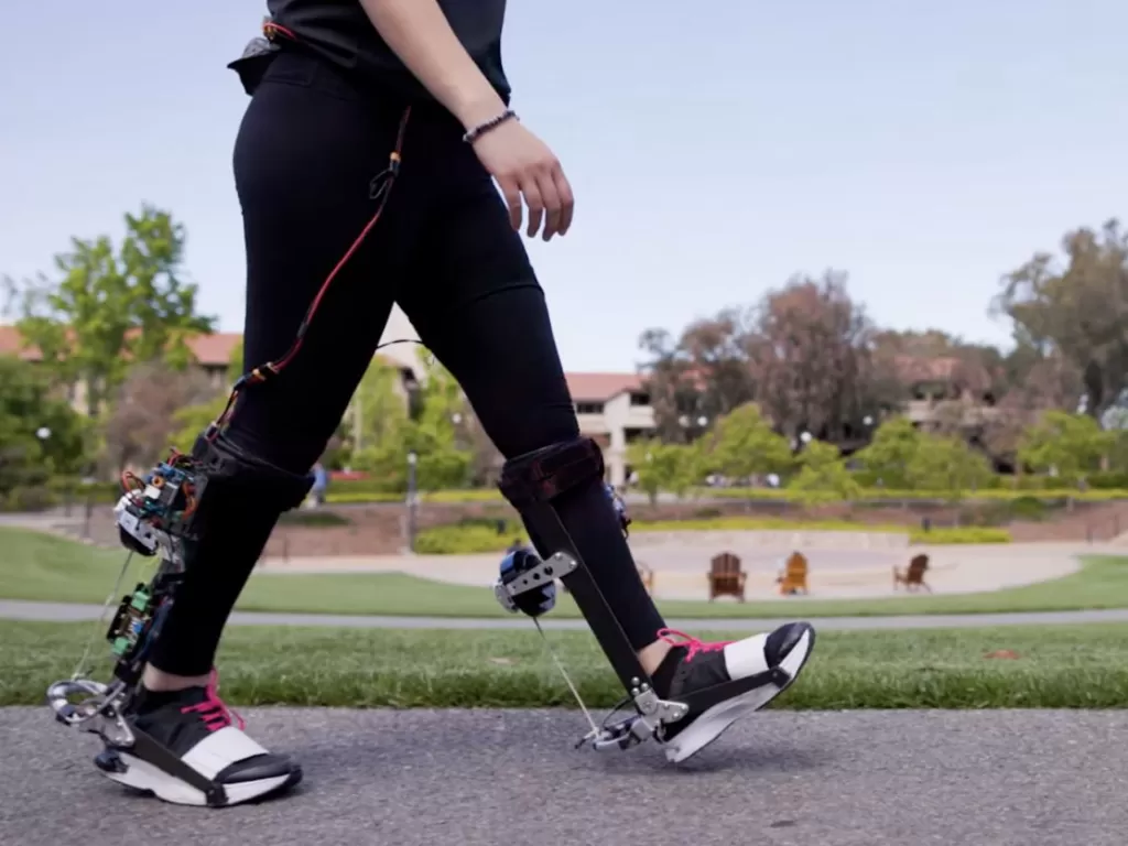 Sepatu robotik exoskeleton. (YouTube Stanford)