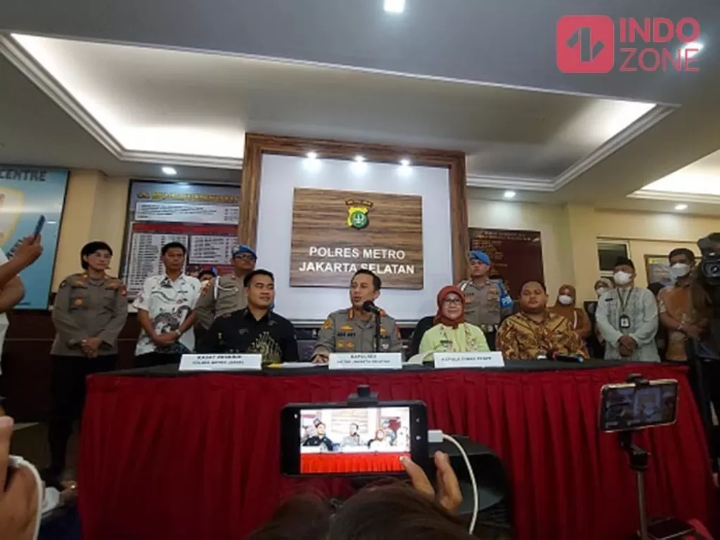 Kombes Pol Ade Ary Syam Indradi, Kapolres Metro Jakarta Selatan, saat jumpa pers terkait Rizky Billar di Polres Jaksel, Jumat (14/10/2022). (INDOZONE/Arvi Resvanty)