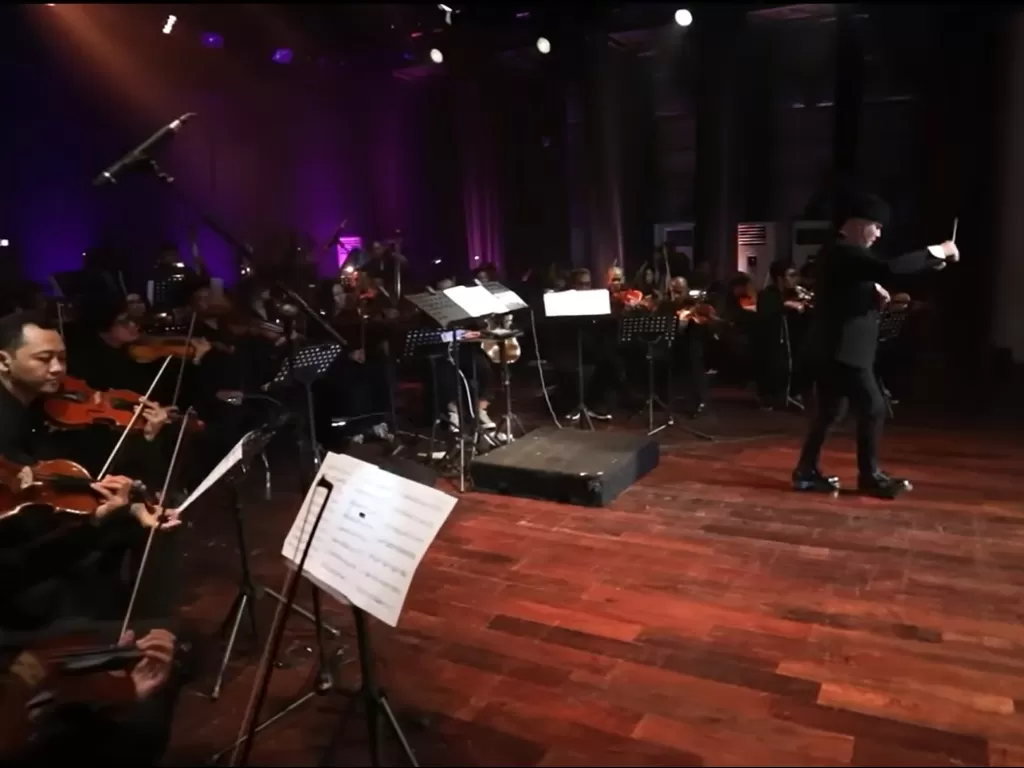 Penampilan Ahmad Dhani dengan Philharmonic Orchestra asuhannya yang akan tampil di A Night at the Orchestra. (Youtube/VIDEO LEGEND).