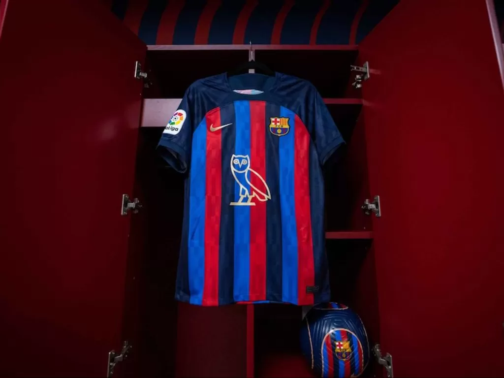 Jersey Barcelona dengan logo Drake di bagian depan (Twitter/@FCBarcelona)
