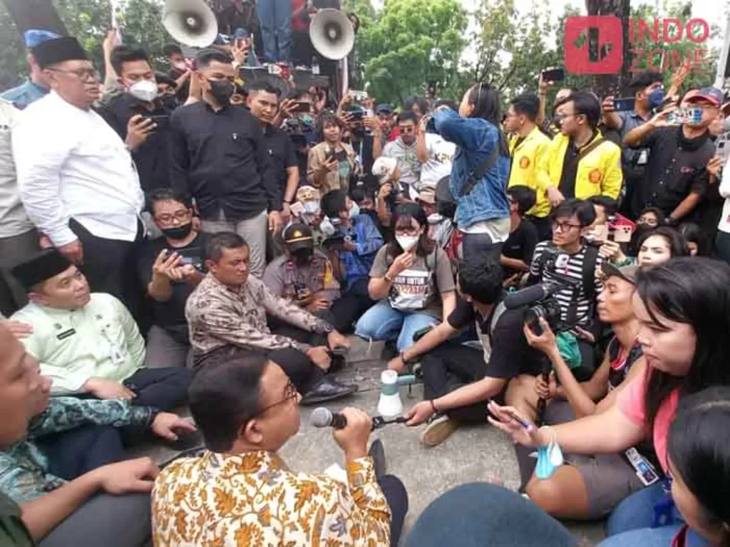 Gubernur DKI Jakarta Anies Baswedan menemui para pendemo didepan balai kota (INDOZONE/Febyora DR)
