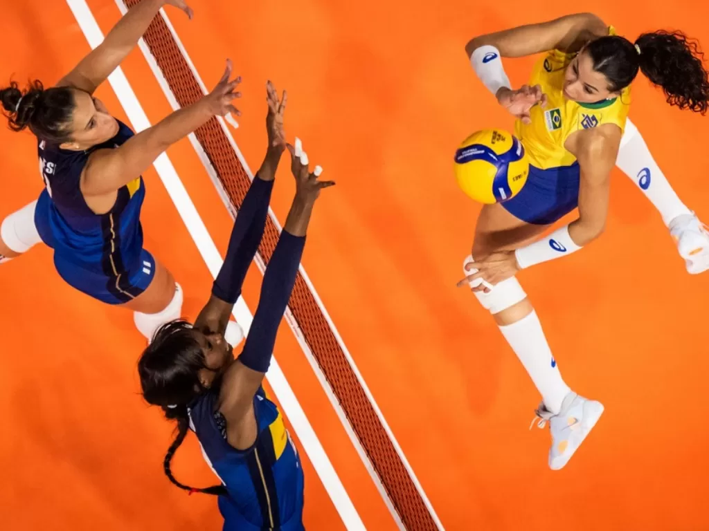 Pemain Timnas Voli Putri Brasil, Ana Carolina Brasil (baju kuning) (Foto: Volleyballworld.com)