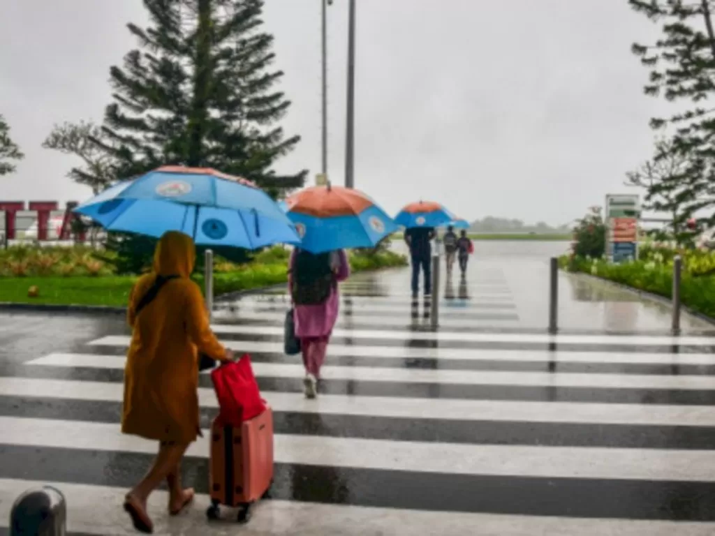 Ilustrasi pejalan kaki memakai payung saat hujan. (ANTARA FOTO/FB Anggoro)