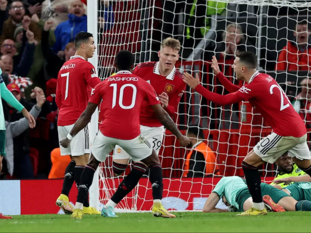 Pemain Manchester United melakukan selebrasi (REUTERS/Phil Noble)