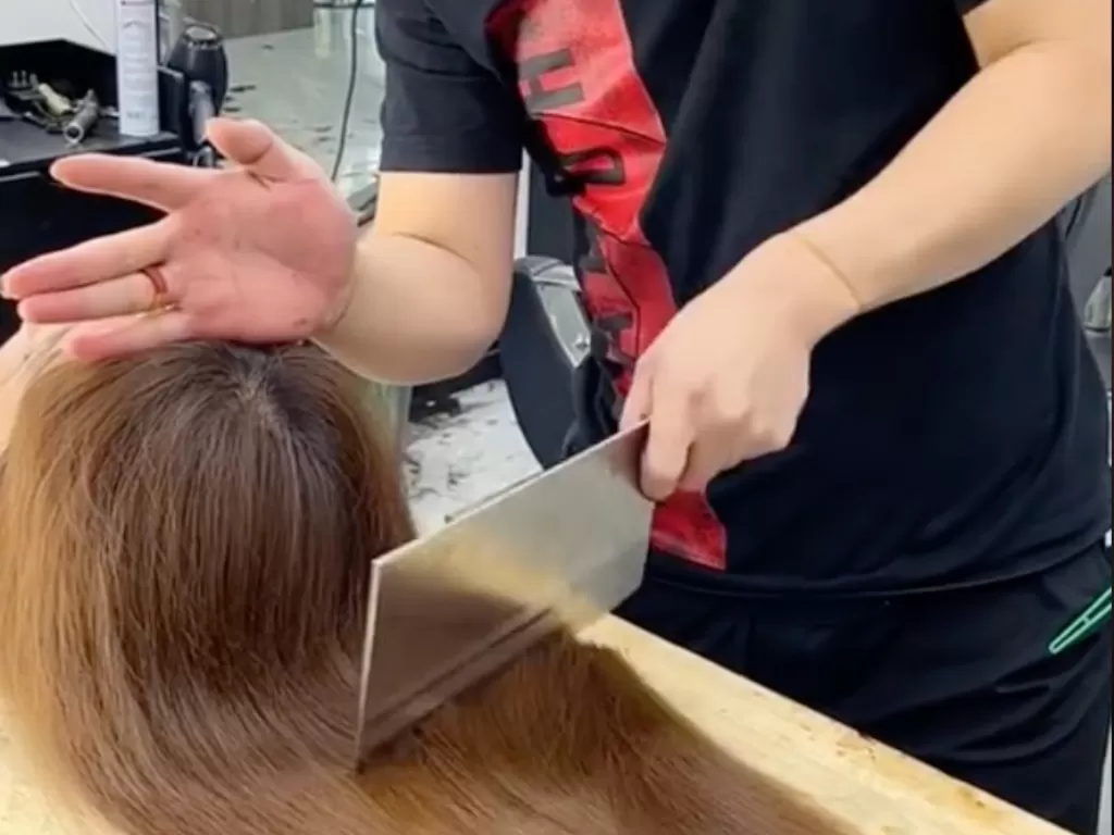 Pria memotong rambut menggunakan pisau daging (Tiktok/ipoi864) 