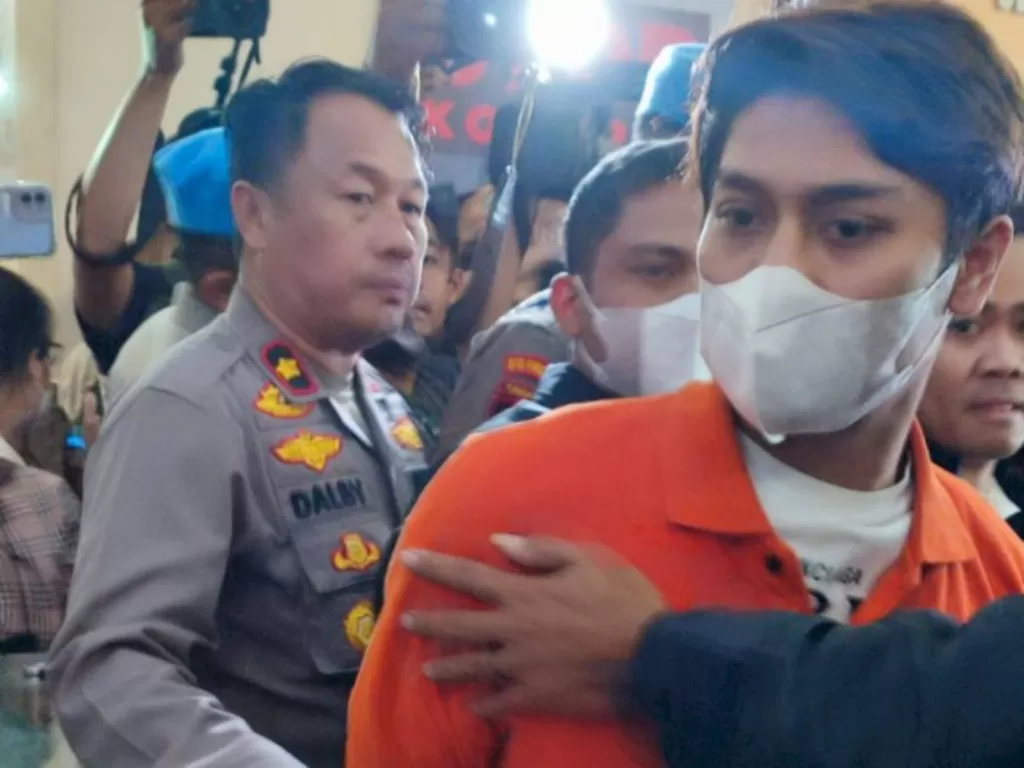 Rizky Billar berbaju oranye resmi ditahan kasus KDRT. (Z Creators/Eddy Suroso)