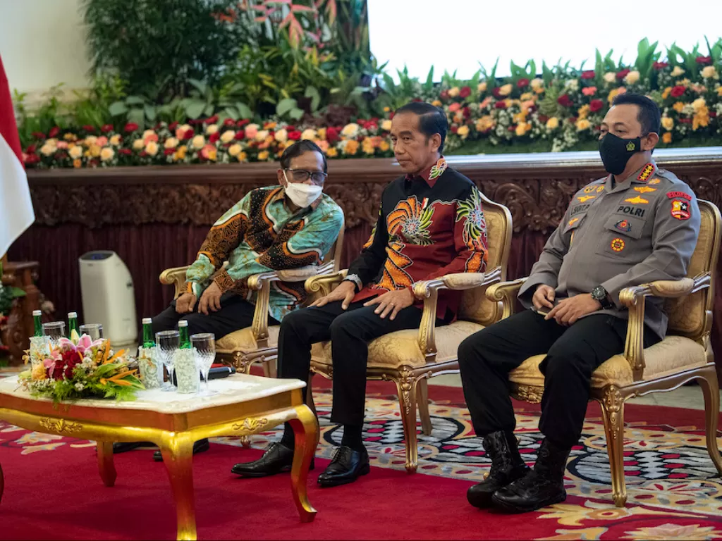 Presiden Joko Widodo (tengah) berbincang dengan Menko Polhukam Mahfud MD (kiri) dan Kapolri Jenderal Pol Listyo Sigit Prabowo (ANTARA FOTO/Sigid Kurniawan)
