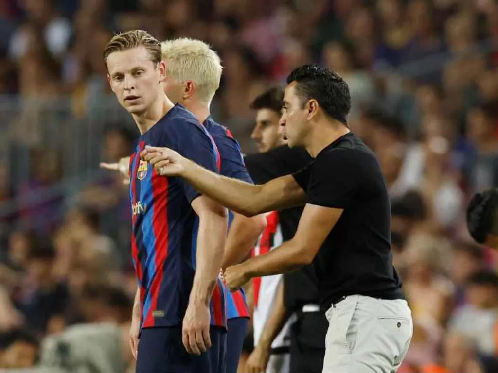 Frenkie De Jong dan Pelatih Barcelona, Xavi Hernandez (REUTERS)