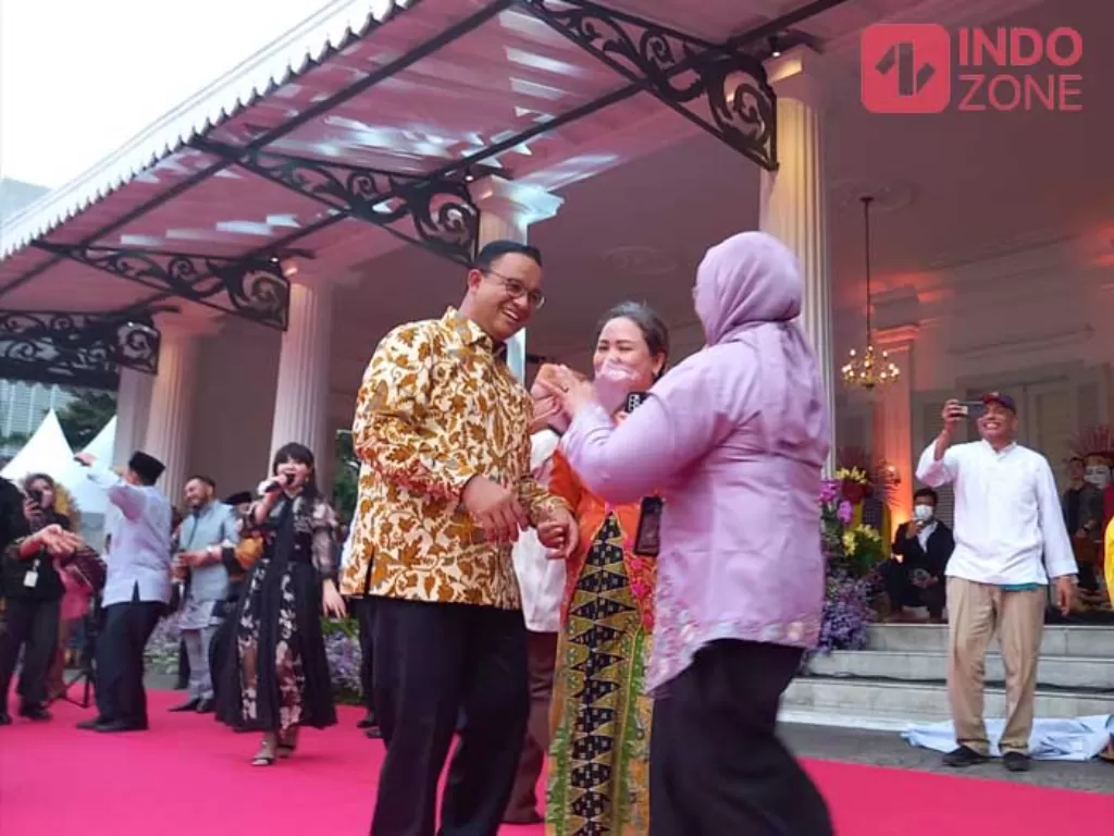 Gubernur DKI Jakarta Anies Baswedan berjoget bersama para ASN DKI Jakarta. (INDOZONE/Febyora DR)