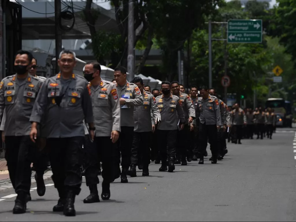 Sejumlah pejabat Polri tiba untuk melaksanakan shalat Jumat sebelum menuju Istana Negara di Jakarta. (ANTARA FOTO/Sigid Kurniawan)