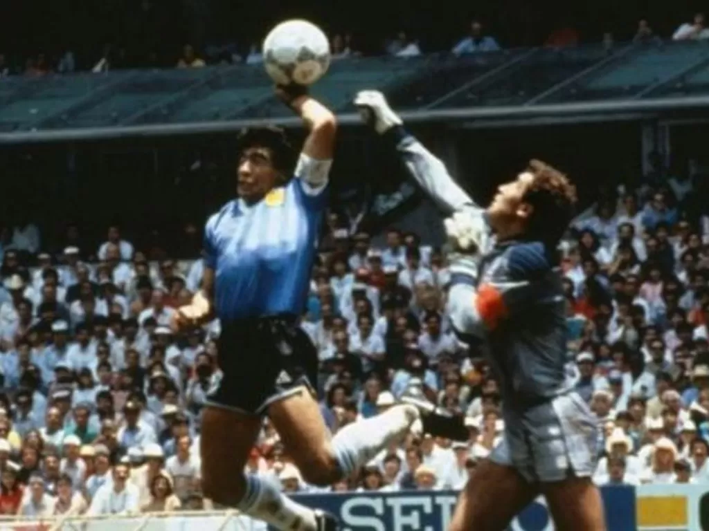 Diego Maradona (kiri) mencetak gol Tangan Tuhan di Piala Dunia 1986 saat menghadapi Timnas Inggris (Dok. FIFA)