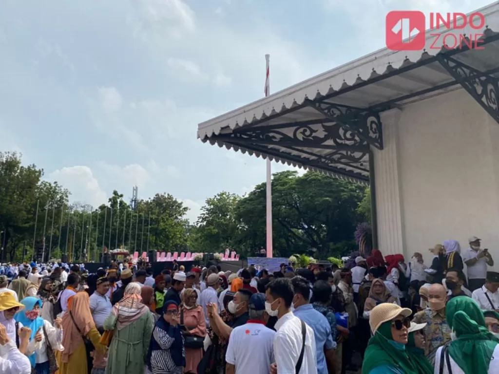Ribuan warga hadiri perpisahan Gubernur DKI Jakarta Anies Baswedan di Balai Kota, Minggu (16/10/2022). (INDOZONE/Sarah Hutagol)