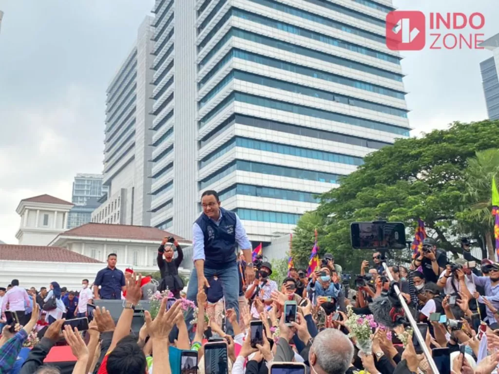 Anies Baswedan naik ke panggung dan hampiri warga yang penuhi Balai Kota DKI Jakarta, Minggu (16/10/2022). (INDOZONE/Sarah Hutagaol)