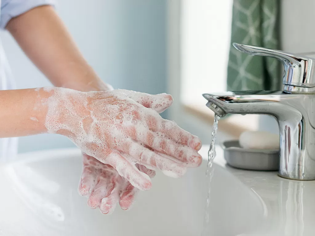 Ilustrasi rutin mencuci tangan dengan sabun dan air mengalir untuk cegah mutasi virus. (Freepik)