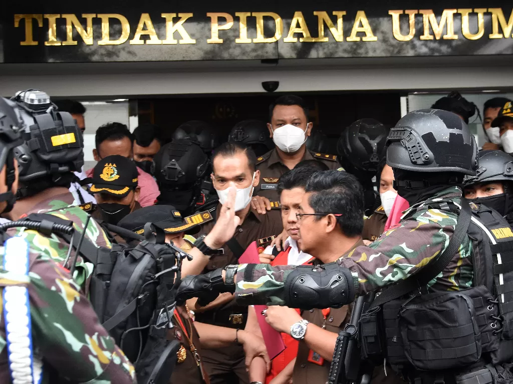 Mantan Kadiv Propam Polri Ferdy Sambo (tengah) dikawal petugas saat proses pelimpahan berkas perkara tahap dua di Gedung Kejaksaan Agung, Jakarta, Rabu (5/10/2022). (ANTARA FOTO/Indrianto Eko Suwarso)