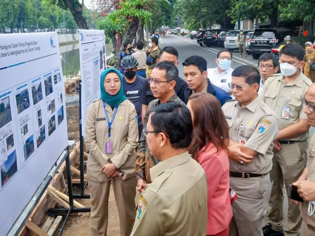 Pj Gubernur DKI Jakarta Heru Budi Hartono melakukan peninjauan terkait program 942 project di Kali Ciliwung (Instagram/@dinas_sda)