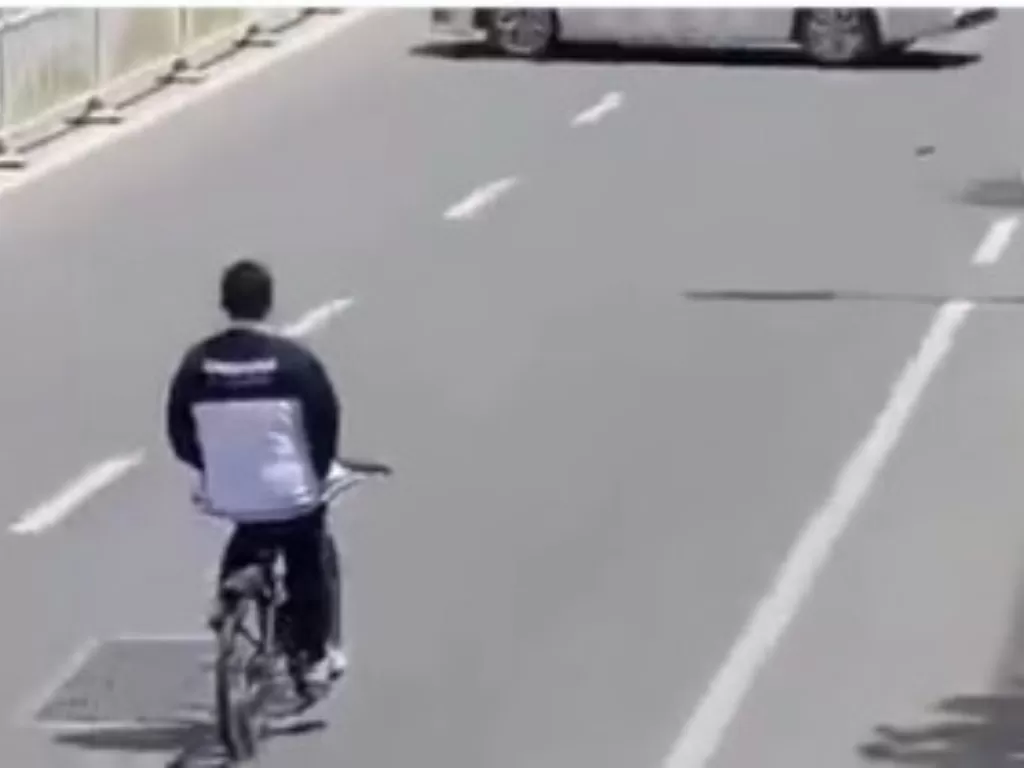 Pria bersepeda dengan melepas kedua tangan. (Twitter/@cam_crash_car)