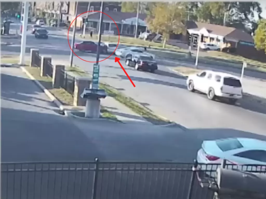 Ford Mustang yang menabrak Chevrolet Cobalt. (YouTube/KSDK News)