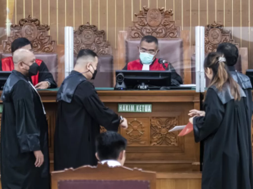 Hakim Ketua Wahyu Imam Santoso (tengah) dalam sidang kasus pembunuhan Brigadir J di Pengadilan Negeri Jakarta Selatan, Selasa (18/10/2022). (ANTARA FOTO/Muhammad Adimaja)