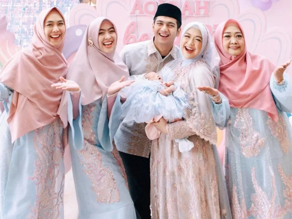 Keluarga Ria Ricis dan Oki Setiana Dewi (Instagram/okisetianadewi)