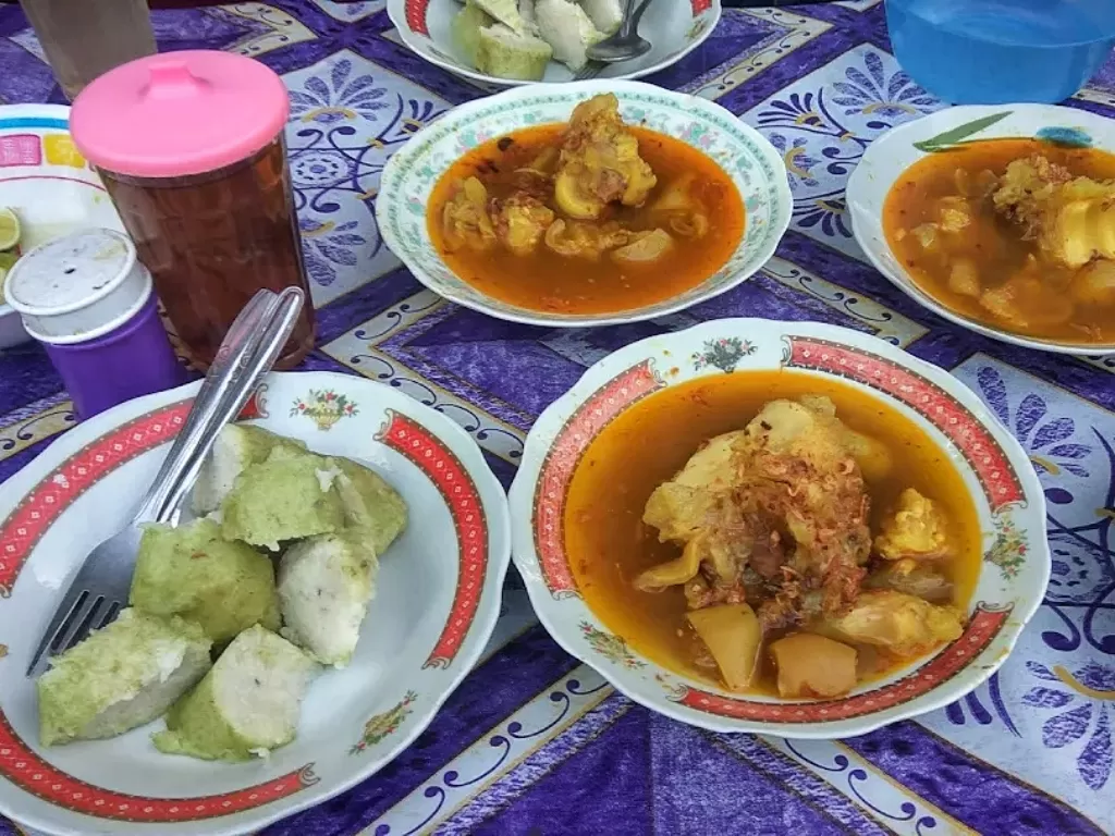 Lontong kikil kuliner legendaris khas Surabaya (Z Creators/Bhekti Setyowibowo)