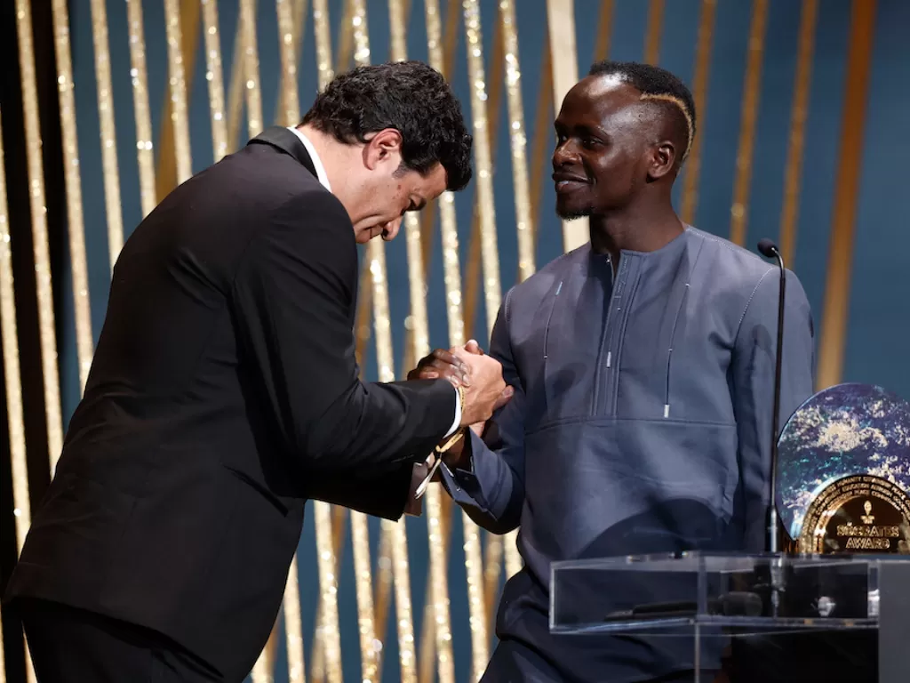 Sadio Mane menerima penghargaan Socrates Award (REUTERS/Benoit Tessier)