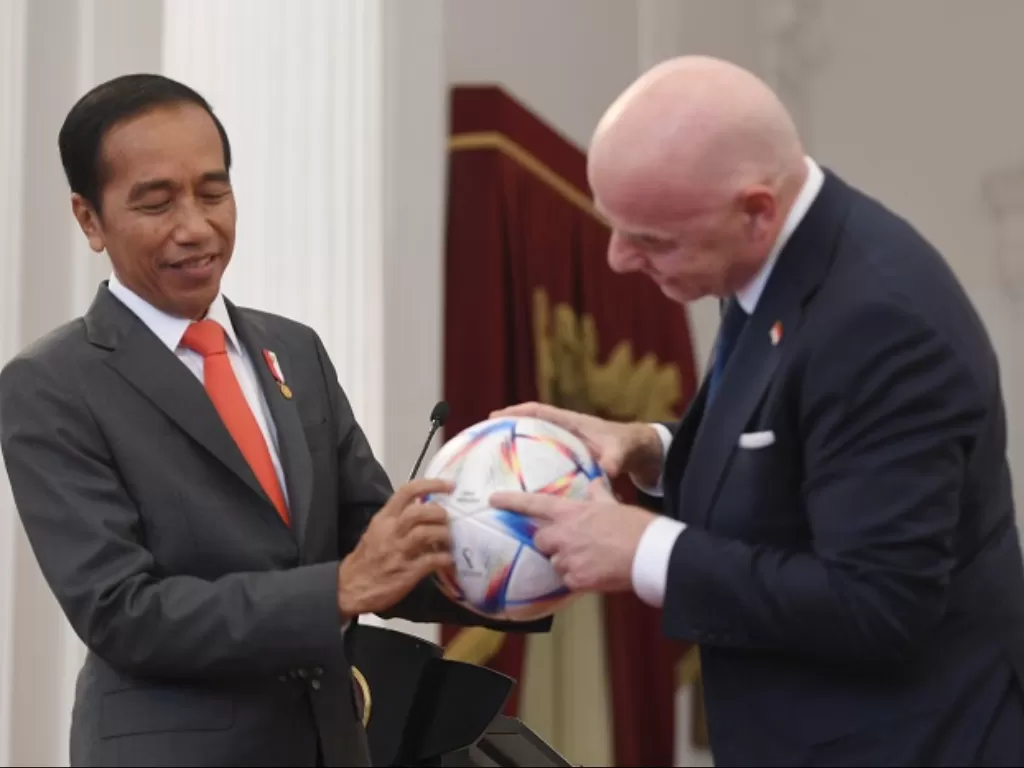 Presiden Jokowi mendapatkan kunjungan dari Presiden FIFA Gianni Infantino. (ANTARA FOTO/Hafidz Mubarak A)