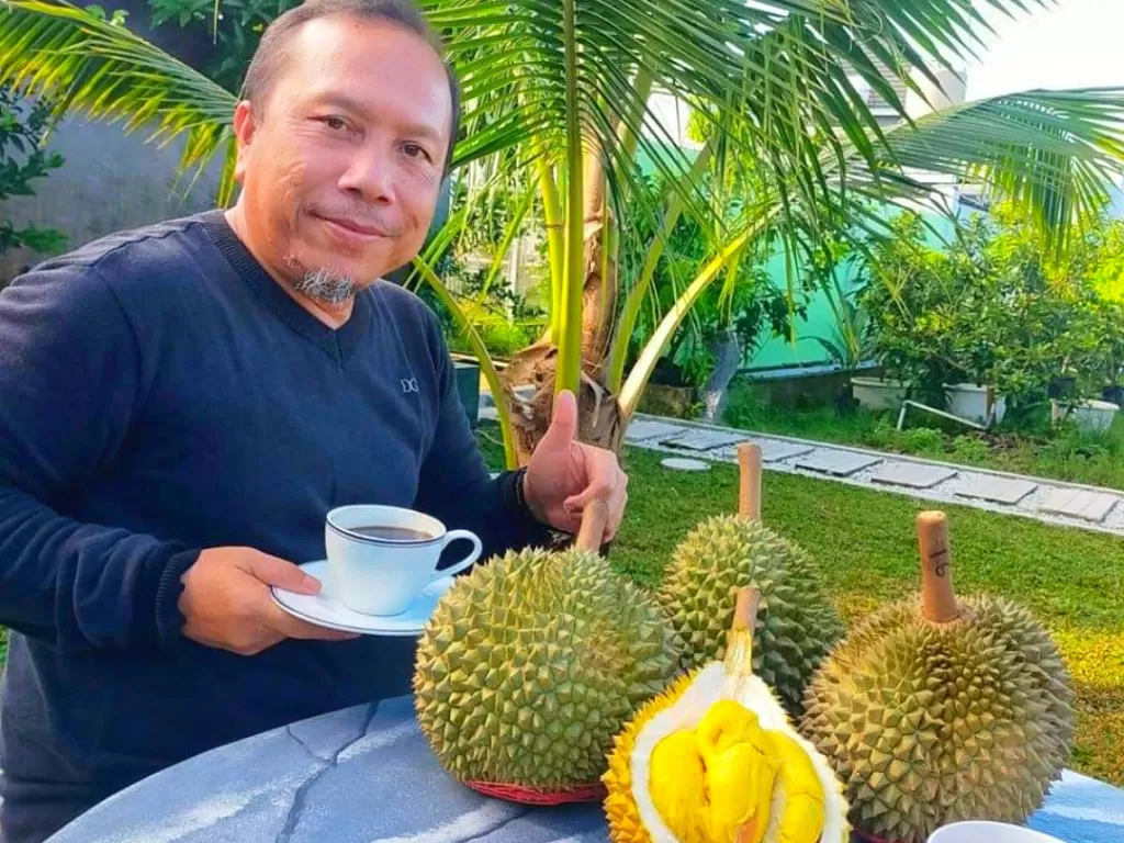 Yusuf Siregar alias Opung berhasil membudidayakan durian sultan. (Z Creators/Riki Ariyanto)