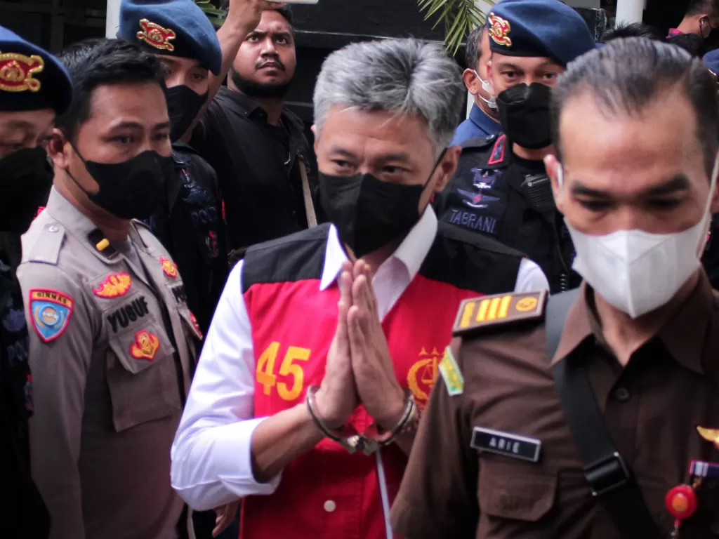 Hendra Kurniawan (tengah), berjalan untuk menjalani sidang perdana di Pengadilan Negeri Jakarta Selatan, Rabu (19/10/2022). (ANTARA/Henry Purba)