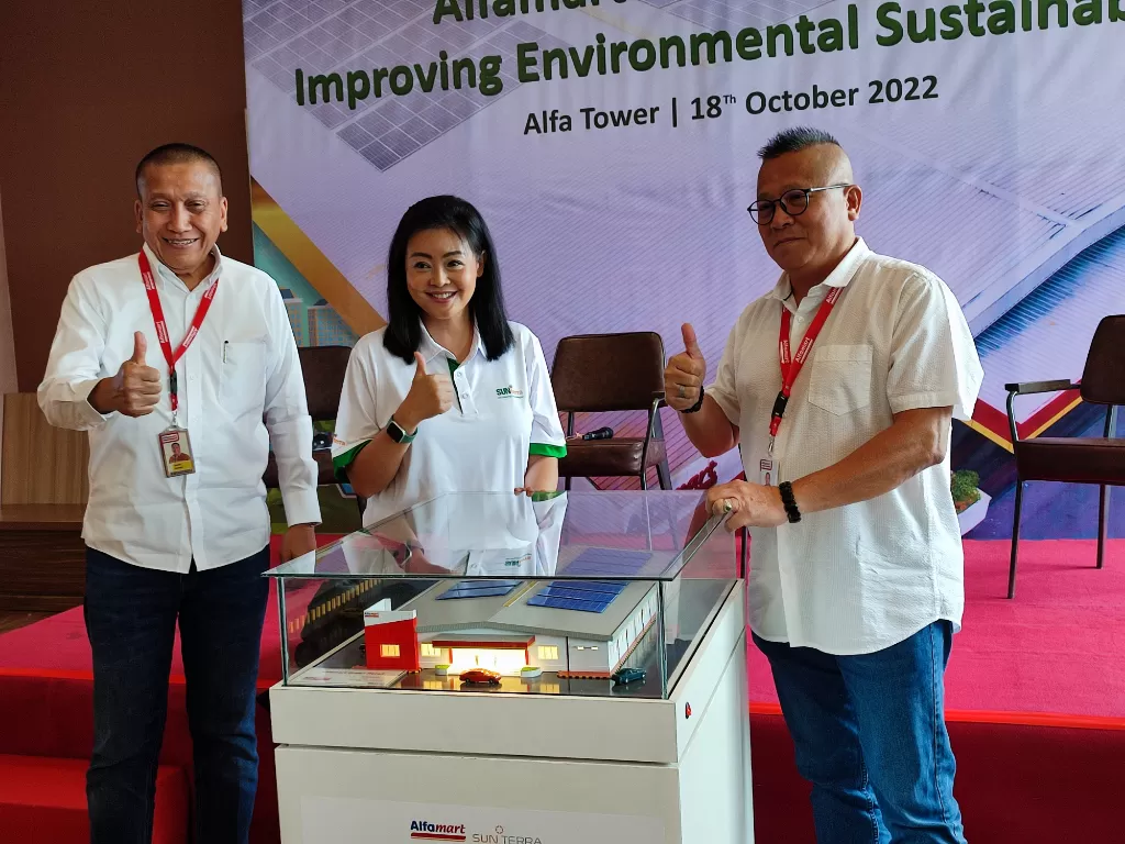 Solihin Corporate Affairs Director Alfamart dan Fanda Soesilo Chief Executive Officer SUNterra resmikan penggunaan PLTS solar panel di Alfa Tower, Tangerang, Rabu (18/10/2020)