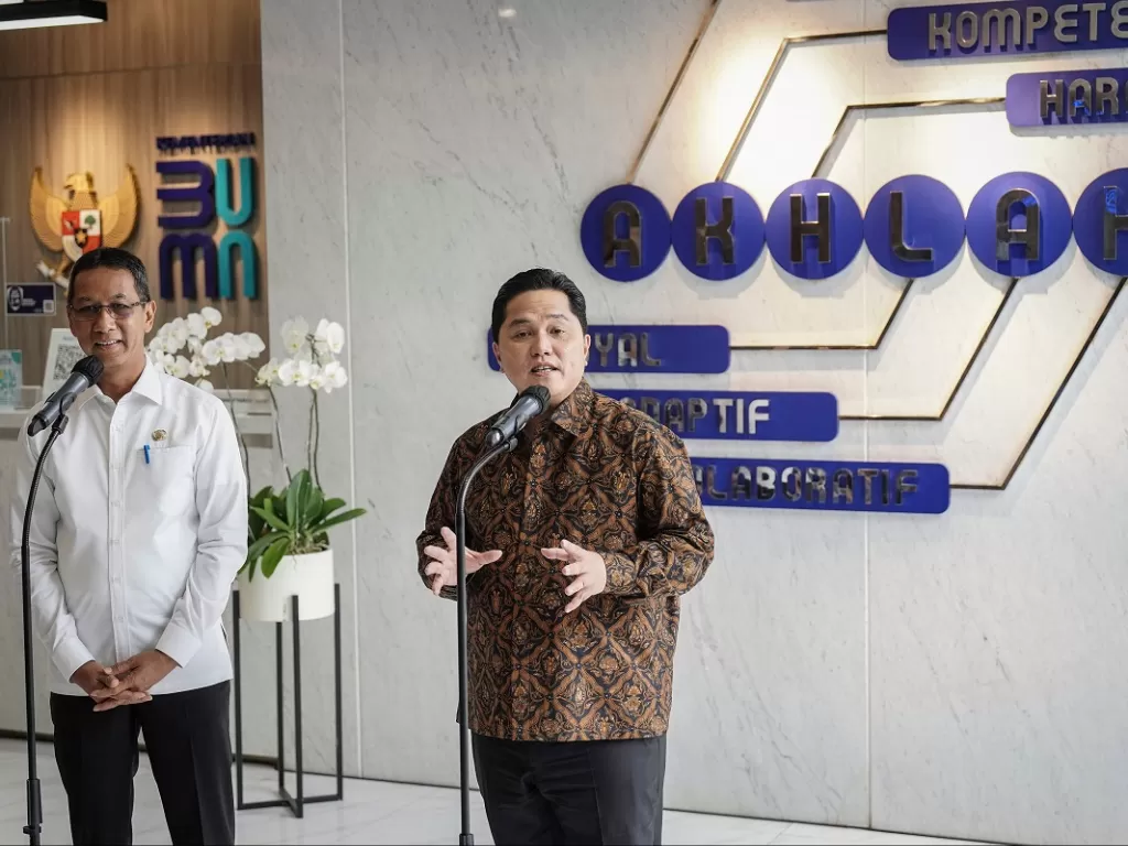 Pj Gubernur DKI Jakarta Heru Budi Hartono dan Menteri BUMN Erick Thohir (Foto: Antara/Dhemas Reviyanto)