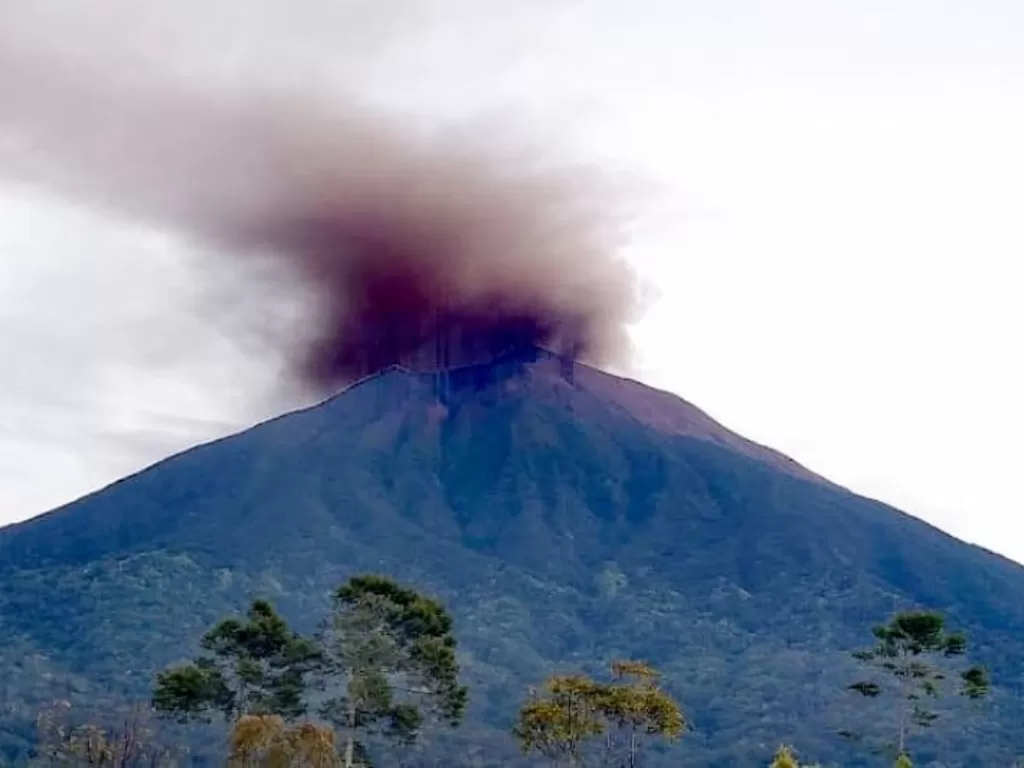 Gunung Kerinci Jambi mengeluarkan asap tebal sehingga jalur pendakian gunung tertinggi di Sumatera itu ditutup sementara, Rabu (19/10/2022). (ANTARA)