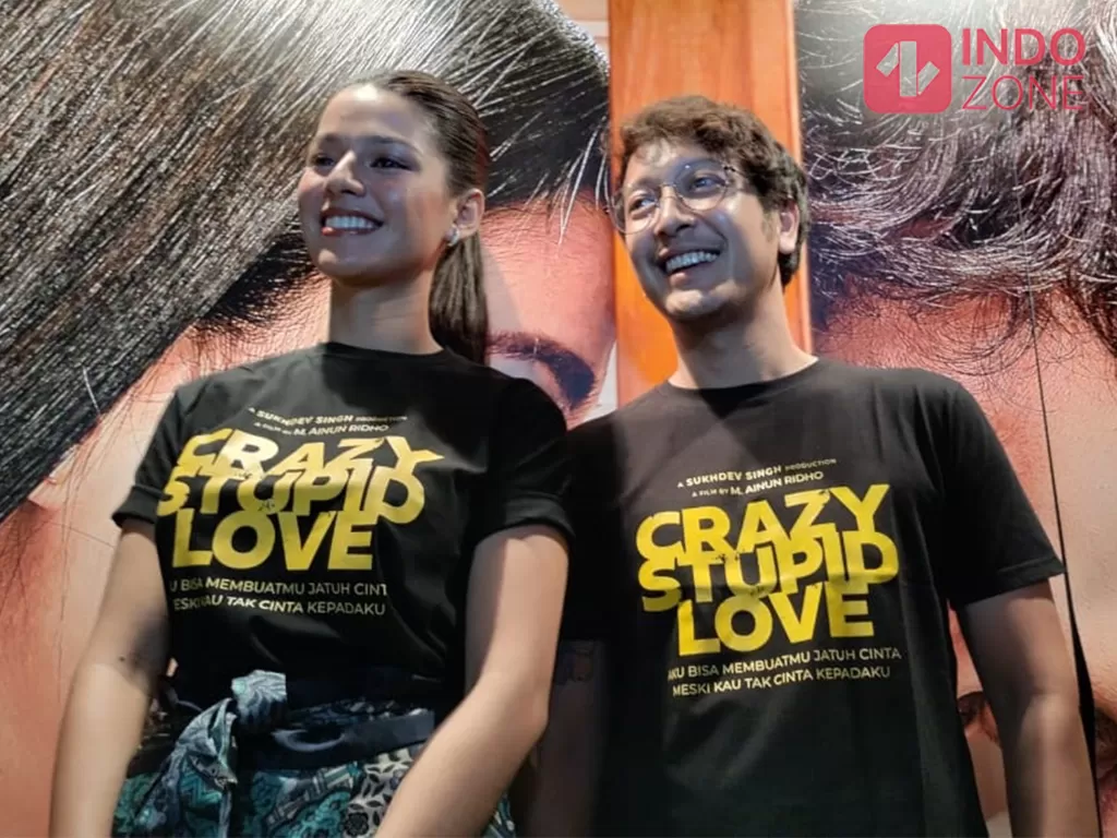 Susan Sameh dan Dimas Anggara saat konferensi pers film Crazy Stupid Love di Plaza Senayan, Jakarta Pusat, Kamis (20/10/2022). (INDOZONE/Arvi Resvanty)
