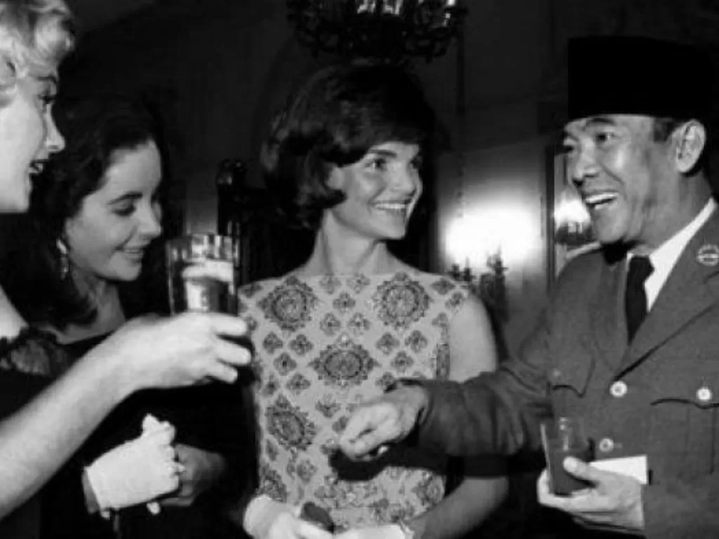 Soekarno di tengah-tengah wanita saat jamuan makan malam (arsipnasional)