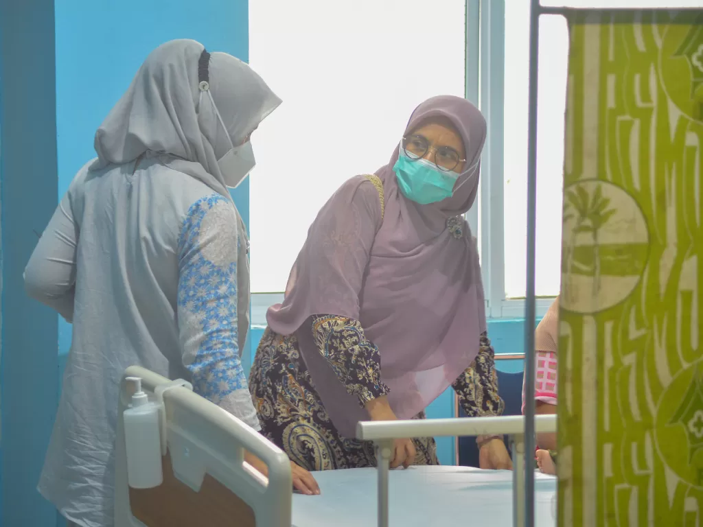 Dokter mengecek kondisi anak yang dirawat dengan dugaan gagal ginjal akut di RSUP Dr.M.Djamil, Padang, Sumatera Barat, Kamis (20/10/2022). (ANTARA/Iggoy El Fitra)