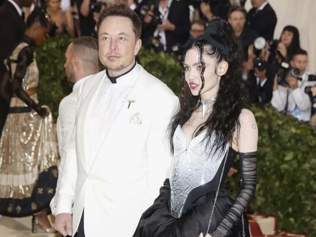Elon Musk dan mantan pacarnya, Grimes. (REUTERS)
