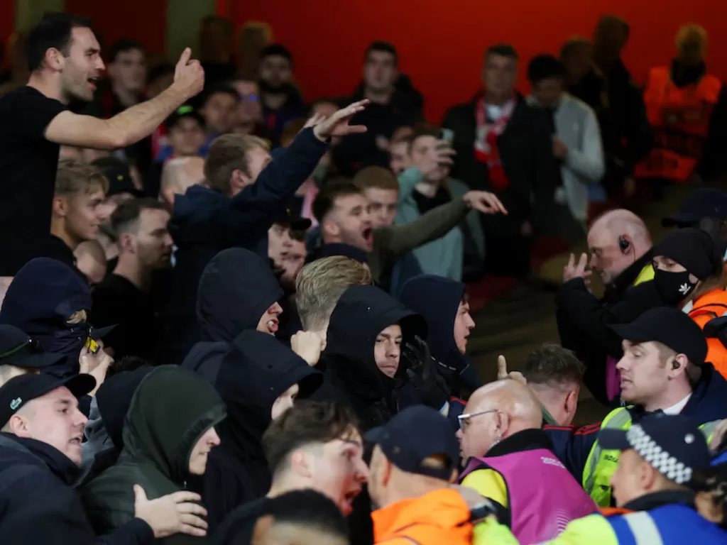Fans PSV ribut dengan fans Arsenal (Reuters/Matthew Childs)