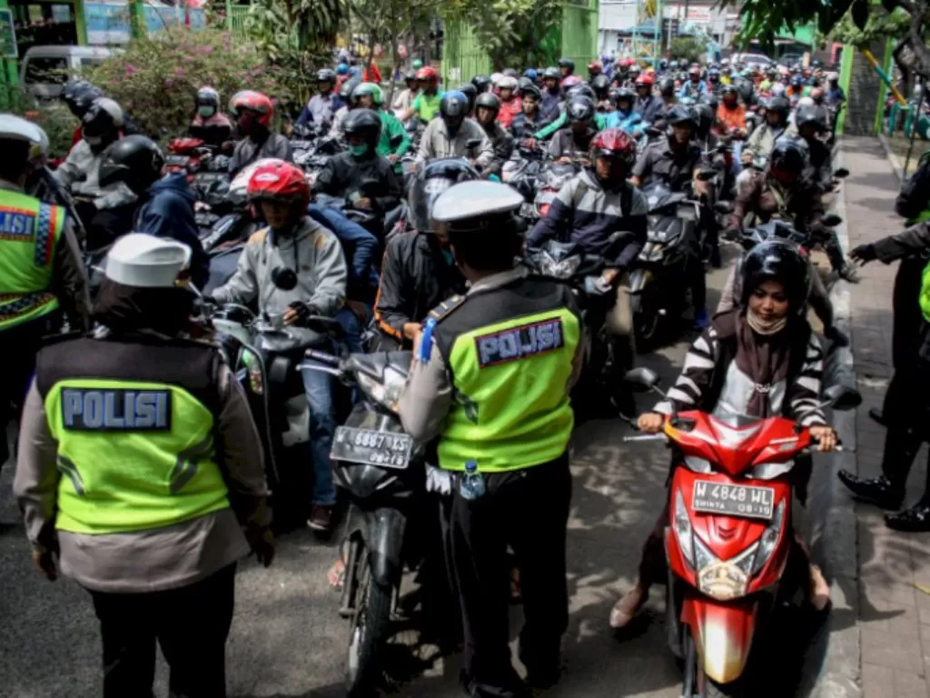 Polantas melakukan tilang kepada pengendara yang melanggar aturan (ANTARA FOTO/Umarul Faruq)