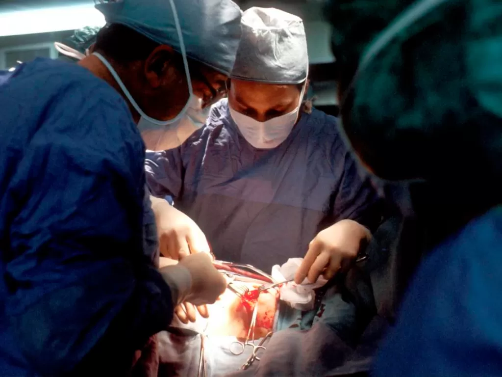 Ilustrasi operasi transplantasi ginjal. (Unsplash/National Cancer Institute)