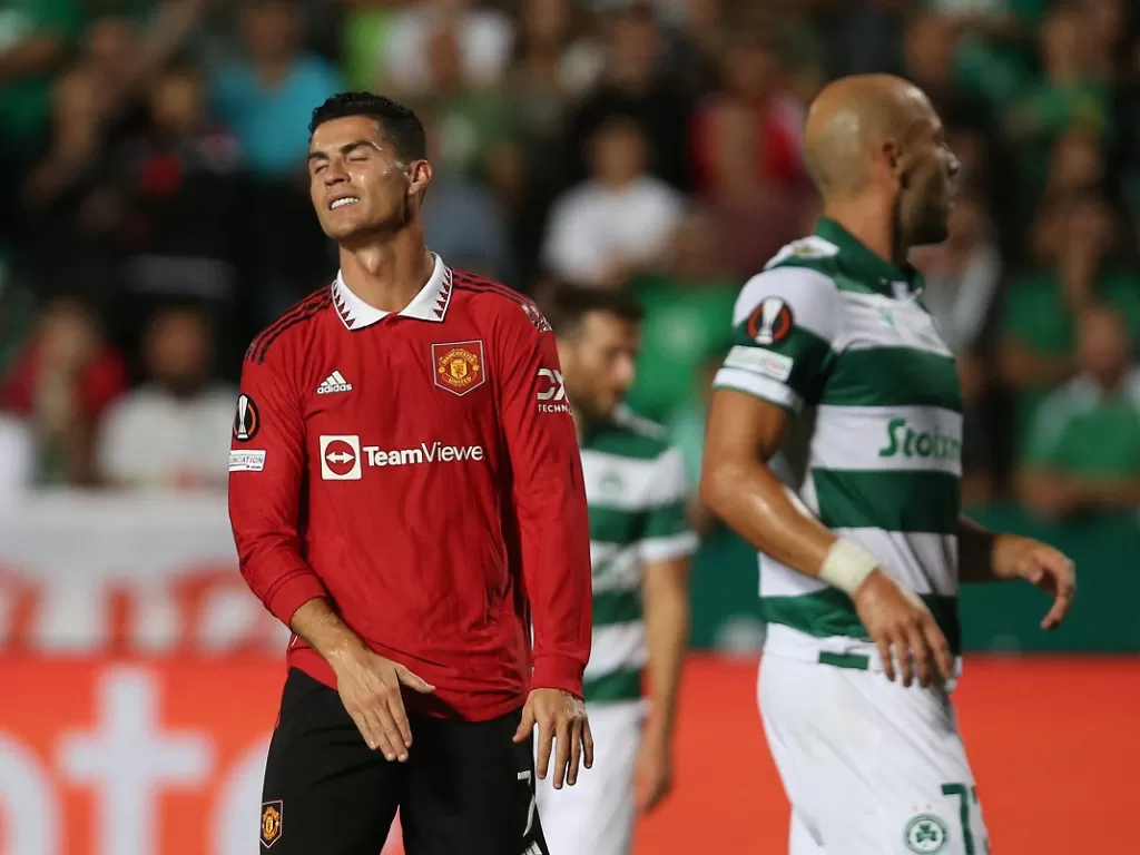 Cristiano Ronaldo merespons sanksi yang diterimanya dari Manchester United (Reuters/Yiannis Kourtoglou) 1