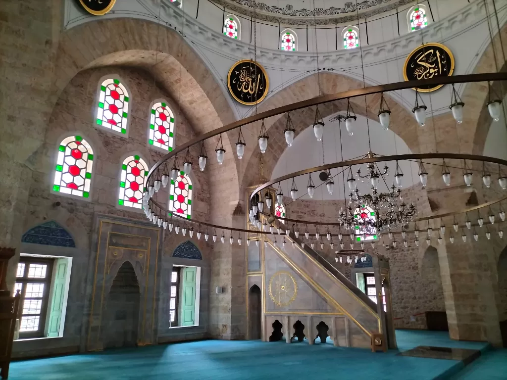 Di dalam masjid ditemukan ukiran dan sulaman emas (Z Creators/Elisa Oktaviana)
