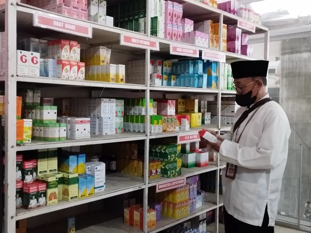 Petugas Dinkes melakukan sidak ke apotek (Z Creators/Pramita Kusumaningrum)